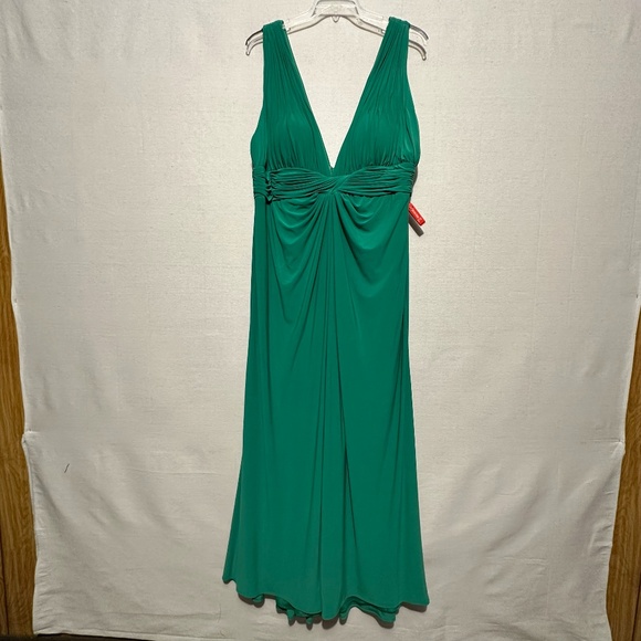 NWT Fabulouss by Mac Duggal Plunging Neck Ruched Bodice Dress - size 18W - Picture 4 of 6